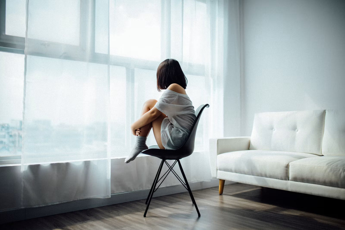 Kvinde ser roligt ud af vinduet, symbol på selvindsigt hos voksne med ADHD
