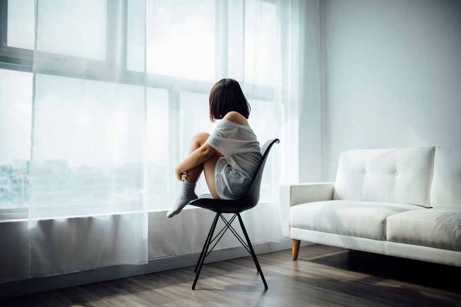 Kvinde ser roligt ud af vinduet, symbol på selvindsigt hos voksne med ADHD