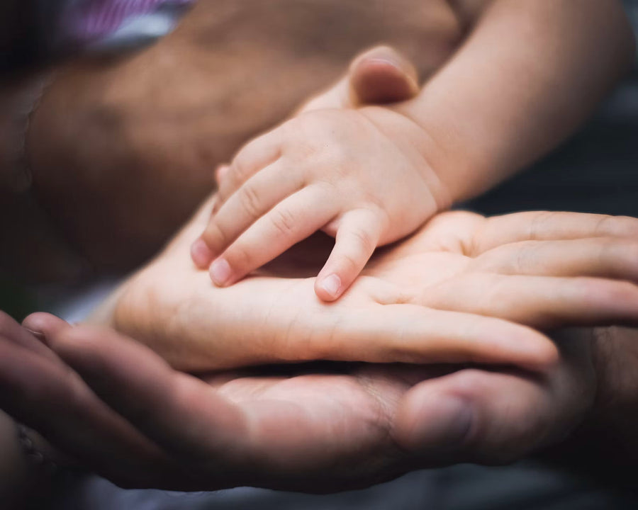 Forældre og barns hænder mødes, symbol på forældre til neurodivergente børn